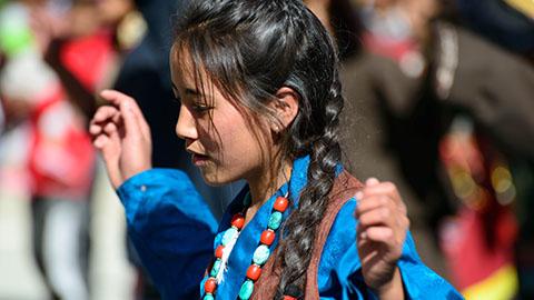 スピティの中心地カザで遭遇した、ダライ・ラマ法王の誕生祝賀祭