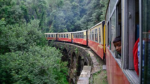 緑の山々を走り抜けるトイトレイン。世界遺産カールカー・シムラー鉄道