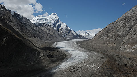 氷河が作り出す大自然の美。峠を越えて、ザンスカールへ
