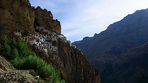 断崖絶壁に建つ僧院。プクタル・ゴンパの僧侶たちの日常