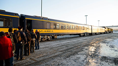 厳寒期のアラスカの旅。凍てつく原野を走るアラスカ鉄道