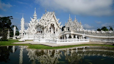 芸術家の夢と情熱の結晶。タイの古都チェンラーイの白亜の寺院