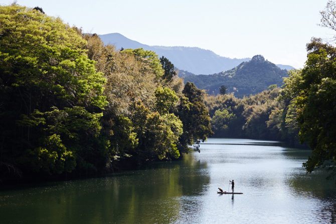 抜群の透明度を誇る三重県大台町の清流 奥伊勢湖でSUPツーリングを楽しもう！