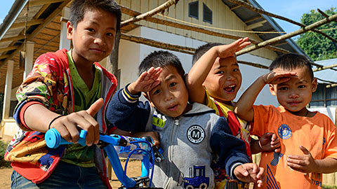 ゴムノキの林を抜けて。ラオスの村の小学校訪問記