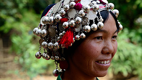 頭飾りの燦爛たる輝き。アカ族の村に今も残る伝統