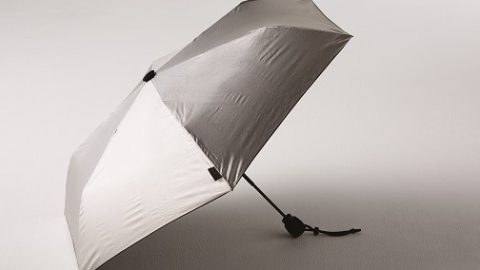 【アウトドアも日常使いもできるワザあり折りたたみ傘】UVカット機能をもつ晴雨両用タイプ