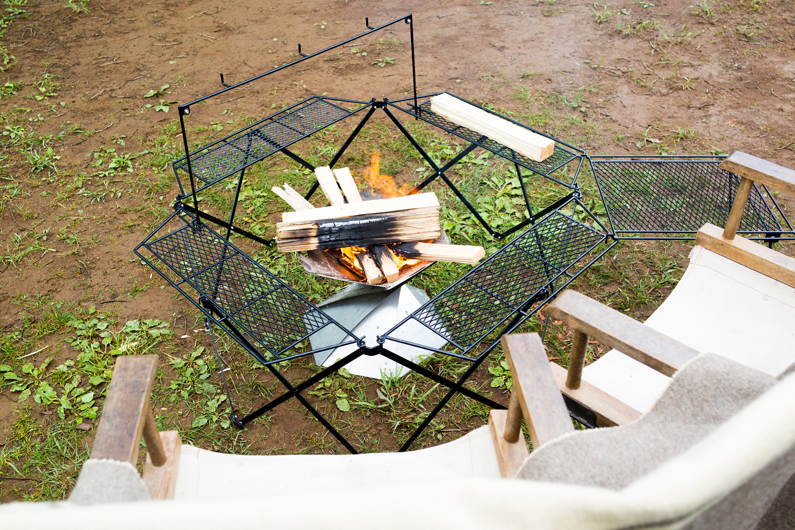 囲炉裏テーブル特集！ 焚き火台×テーブルでキャンプを快適に！  焚き火・火おこし道具 BE-PALキャンプ、アウトドア、自然派生活の情報源ビーパル