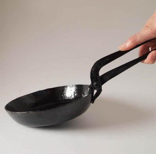 キャンプにはフライパンとしても食器としても使用できる「鉄パン」が 