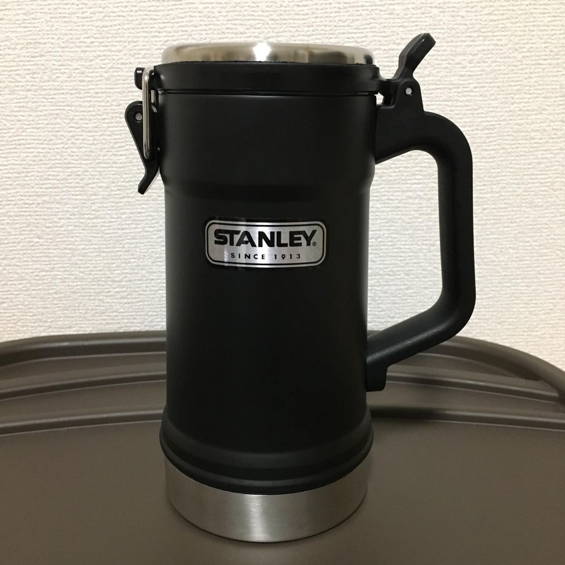 密閉フタ付きで冷たさをキープできるジョッキ！スタンレー（STANLEY）のクラシック真空スタイン［読者投稿記事］