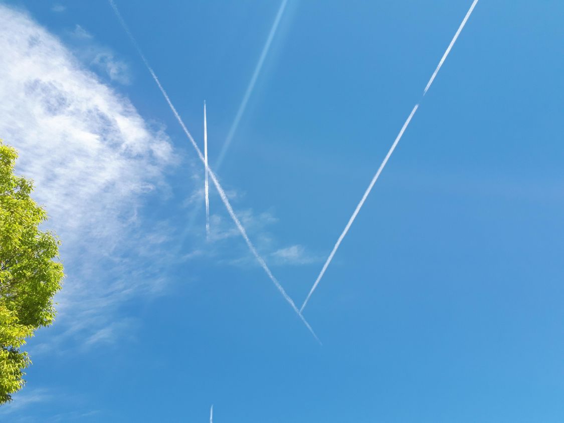 奇跡のV字飛行機雲［読者投稿記事］