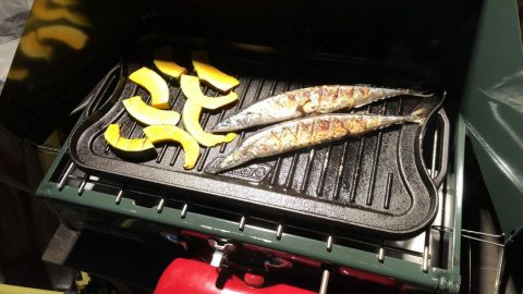 ウッドデッキでサンマの鉄板焼［読者投稿記事］