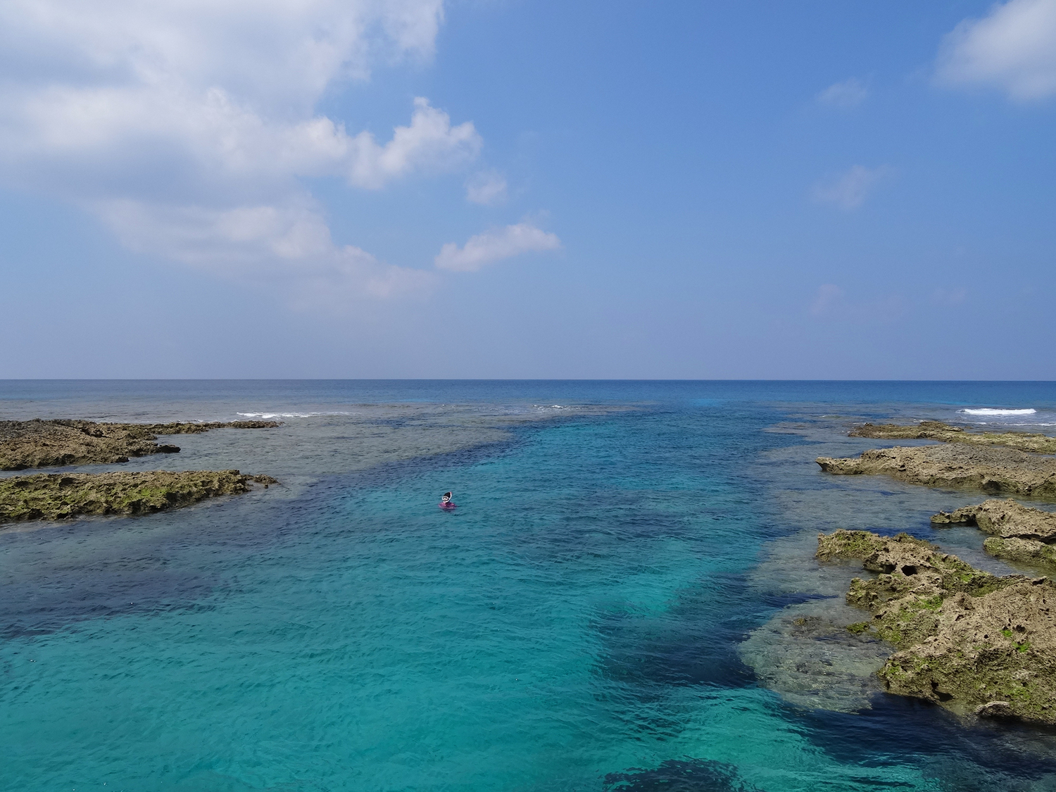 トカラ列島のエメラルドグリーンの海