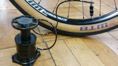 ナゼ今までなかったの！？足踏み式の携帯用自転車ポンプ