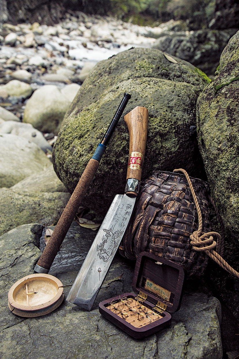 にっぽん刃物語 テンカラ名人の腰鉈 鉈は渓流を楽しく遊ぶための第二の釣具だ 刃物 マルチツール Be Pal キャンプ アウトドア 自然派生活の情報源ビーパル