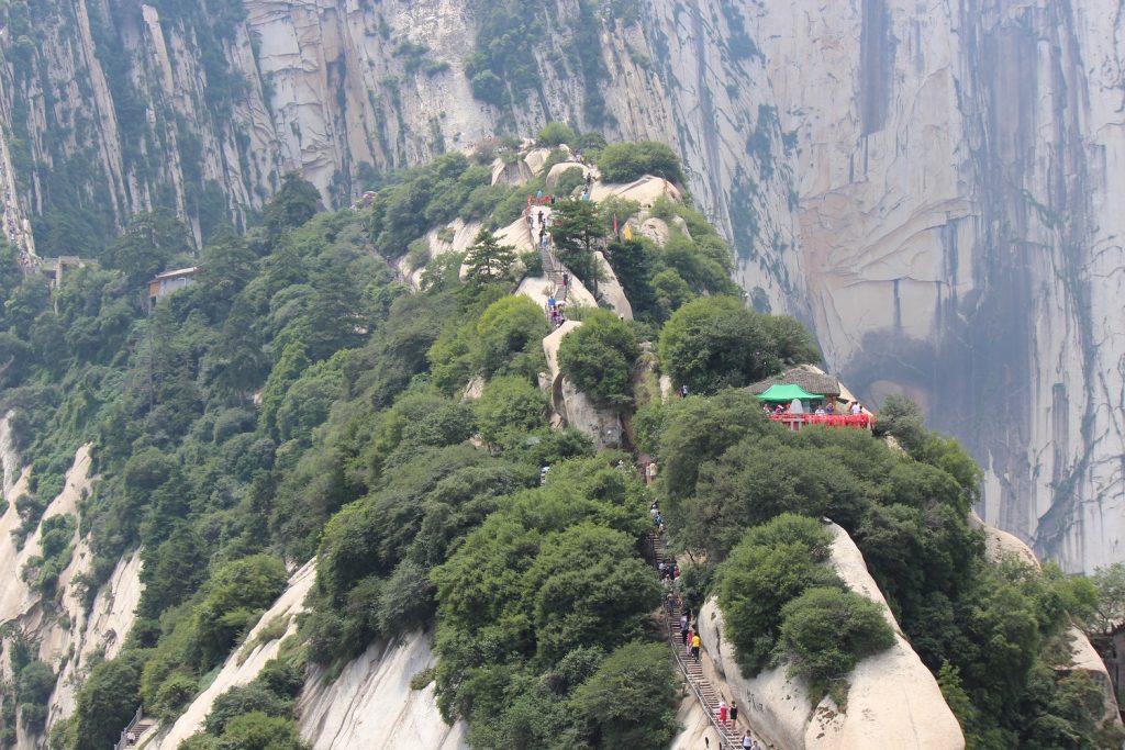 足元は1000mの断崖絶壁! 中国の五大名山「華山」に登る | 海外の旅 【BE-PAL】キャンプ、アウトドア、自然派生活の情報源ビーパル