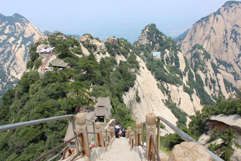 足元は1000mの断崖絶壁! 中国の五大名山「華山」に登る | 海外の旅 【BE-PAL】キャンプ、アウトドア、自然派生活の情報源ビーパル