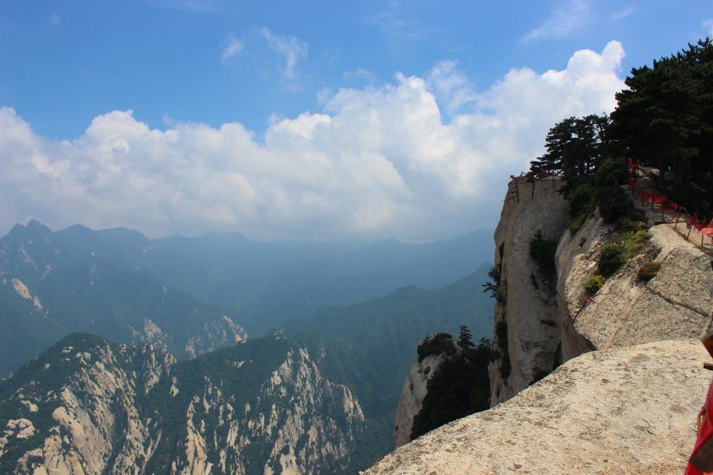 足元は1000mの断崖絶壁! 中国の五大名山「華山」に登る | 海外の旅 【BE-PAL】キャンプ、アウトドア、自然派生活の情報源ビーパル