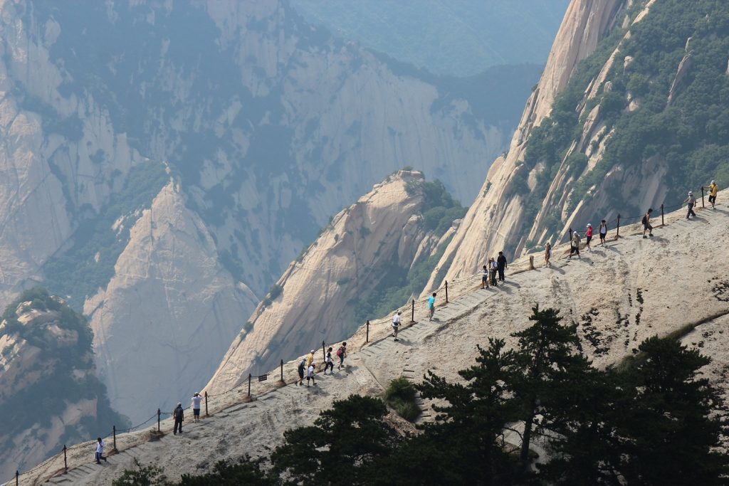足元は1000mの断崖絶壁! 中国の五大名山「華山」に登る | 海外の旅 【BE-PAL】キャンプ、アウトドア、自然派生活の情報源ビーパル
