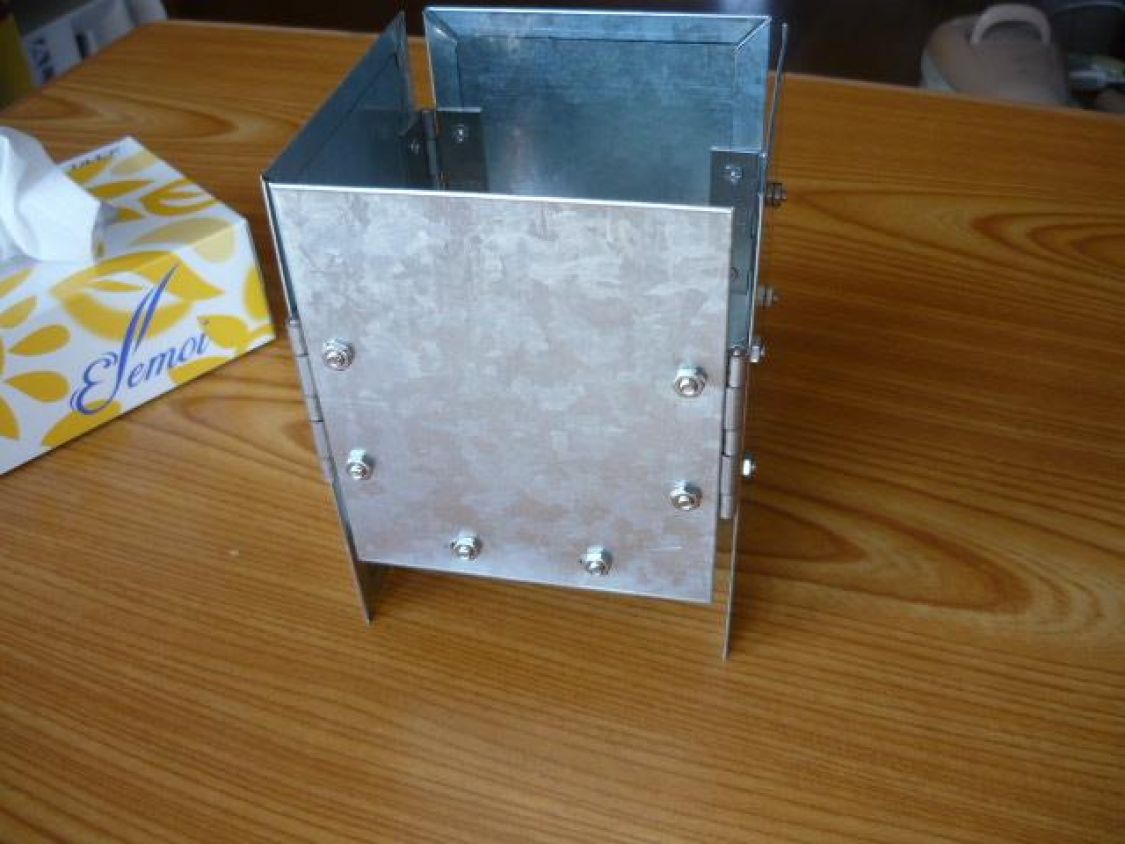 トタンと蝶番でウッドストーブを作ってみました［読者投稿記事］