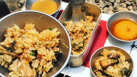 BE-PALミニ焚き火台×メスティン 自動炊飯でさばの味噌煮炊き込みご飯［読者投稿記事］