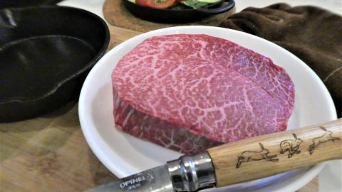 厚い肉を焼いてオピネルでカットする［読者投稿記事］