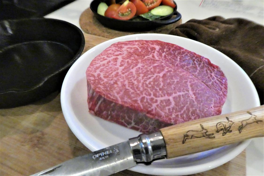 厚い肉を焼いてオピネルでカットする［読者投稿記事］