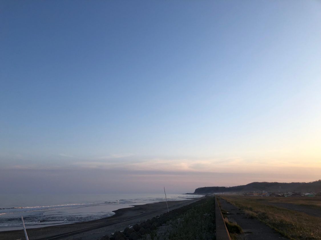 空と海が美しいグラデーションでつながる幻想的な海岸［読者投稿記事］