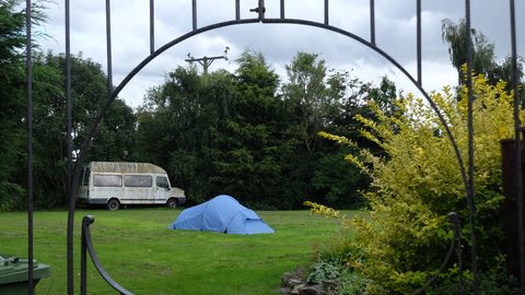 英ロングトレイル「COAST TO COAST」パブの裏庭でキャンプ