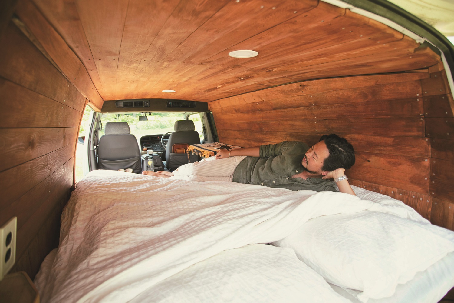 快適 車中泊テク ギア 旅するdjのクールなdiyバン Be Pal キャンプ アウトドア 自然派生活の情報源ビーパル