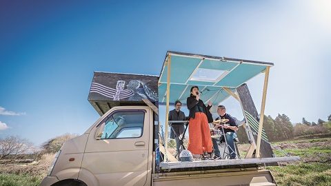 「自然派」の働き方。自作の軽トラハウスでどこでもコンサート