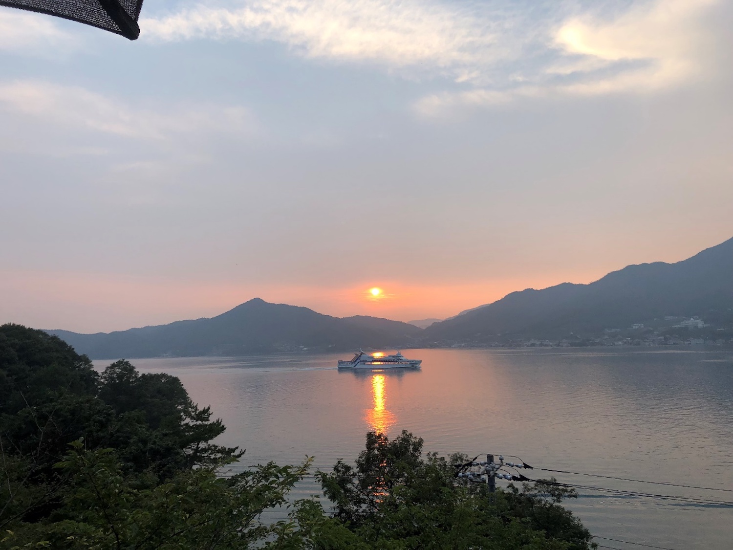 草壁港を出たフェリーと瀬戸内海の夕日