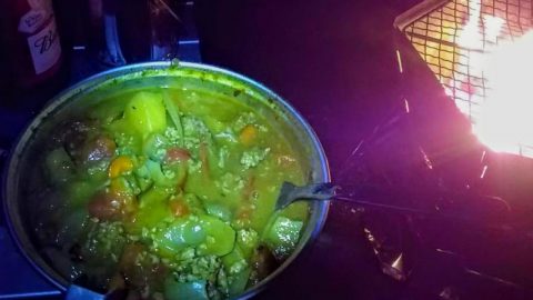 焚き火で無水グリーンカレー［読者投稿記事］