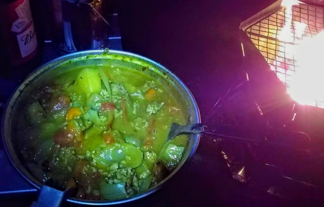 焚き火で無水グリーンカレー［読者投稿記事］