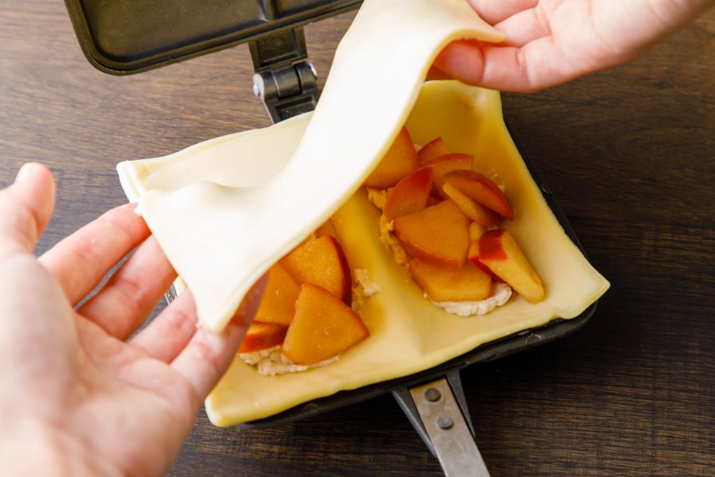 ホットサンドメーカーで簡単！ キャンプで本格アップルパイ