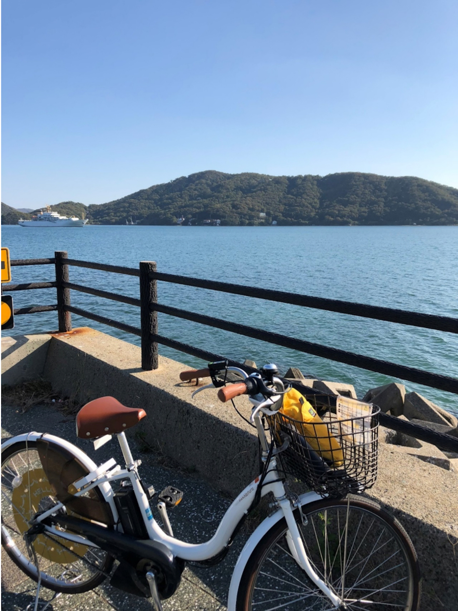 小豆島の海を背景にしたシェアサイクル