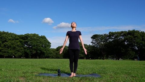 姿勢が気になる人必見！　山のポーズで無理なく矯正