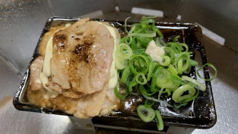豚バラ肉とスライスチーズのミルフィーユ 青ネギ塩を添えて［読者投稿記事］