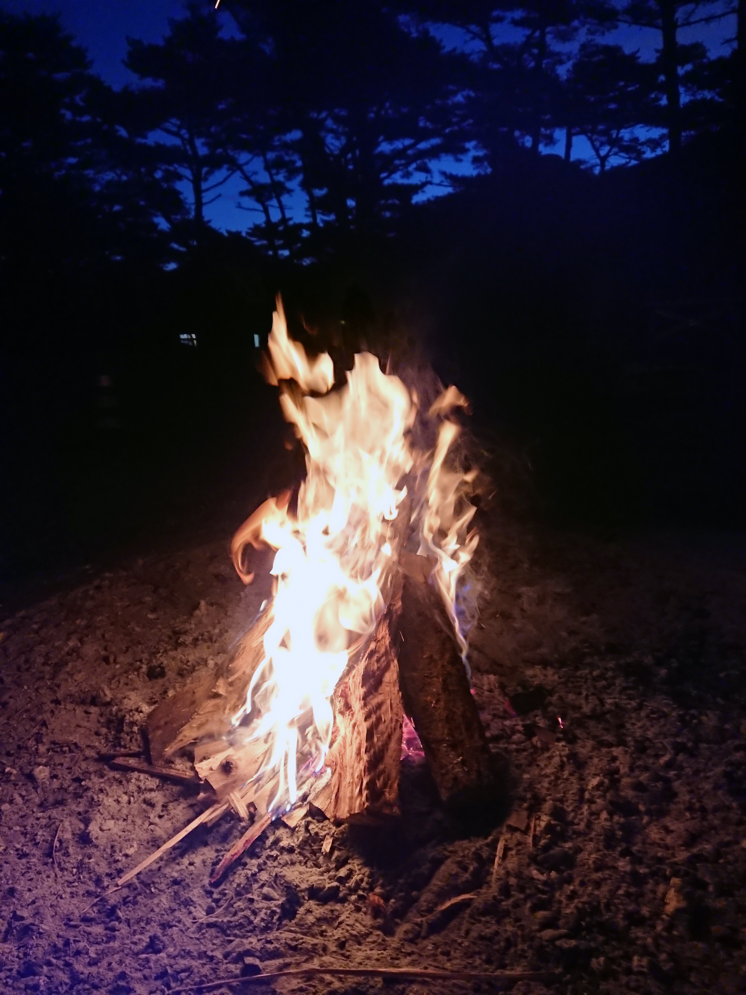 冬のソロキャンプ 焚火をワイルドに楽しむためのアイテム 焚き火のコツ Be Pal キャンプ アウトドア 自然派生活の情報源ビーパル