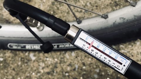 自転車メンテナンスにいかが？ポータブルでラクチンな小型電動ポンプ