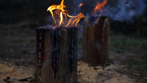 丸太で焚き火を楽しむ！スウェーデントーチ（ウッドキャンドル）の作り方