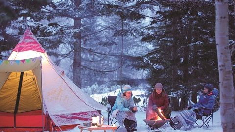 スノーキャンプの魅力と持ち物を解説。女子キャンプで挑戦した冬遊びや防寒具も！