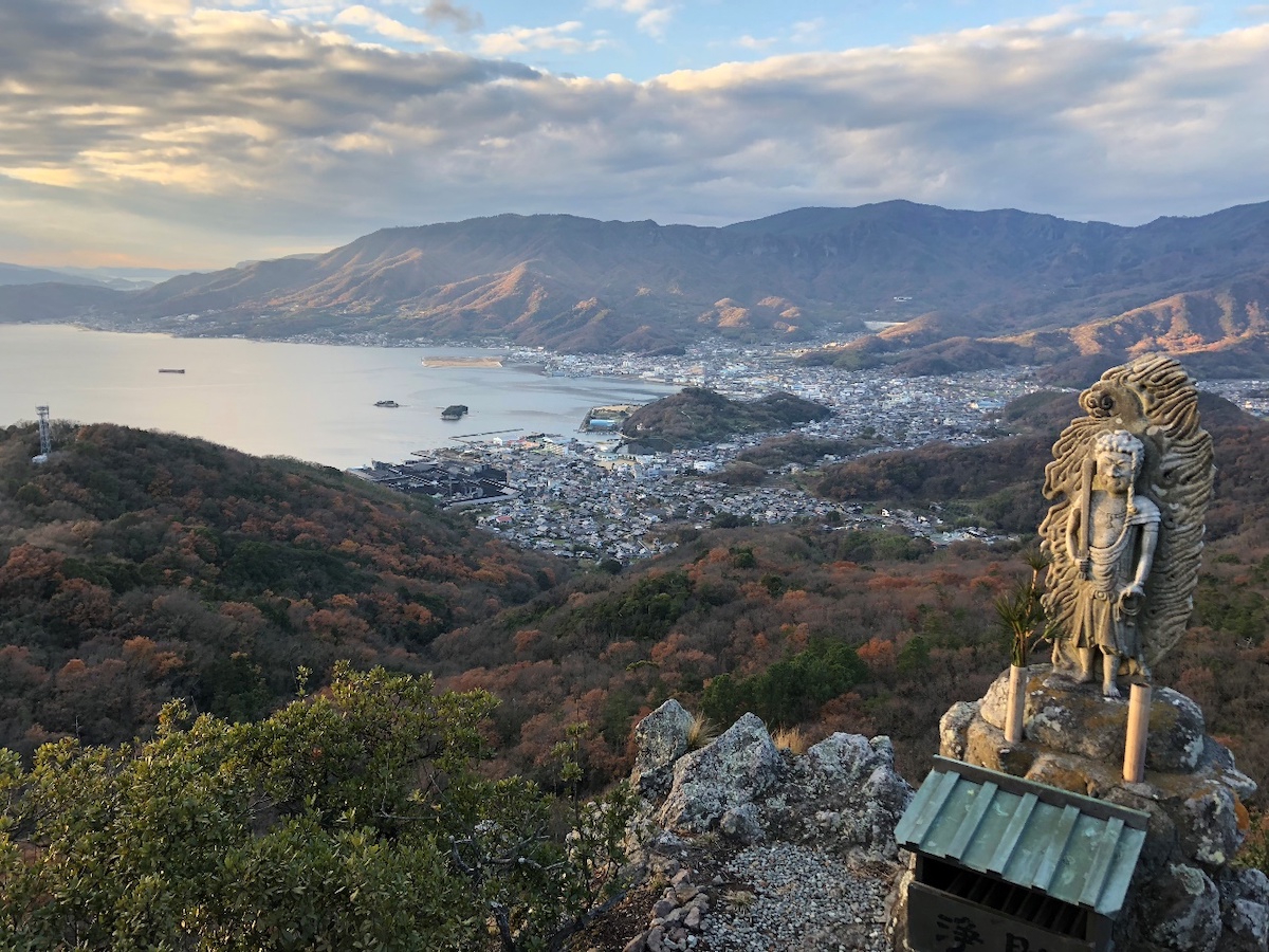 碁石山から望む海と山