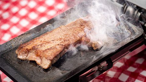 肉が旨いのにはワケがある！極厚鉄板でワンランク上のステーキを実現！
