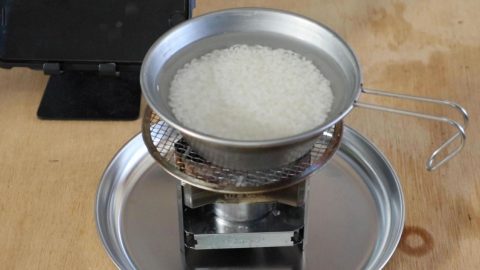 ミニ焚き火台とアルコールストーブでシェラカップ炊飯［読者投稿記事］