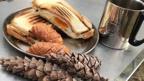 ホットサンド、季節の松ぼっくりを添えて・・・［読者投稿記事］