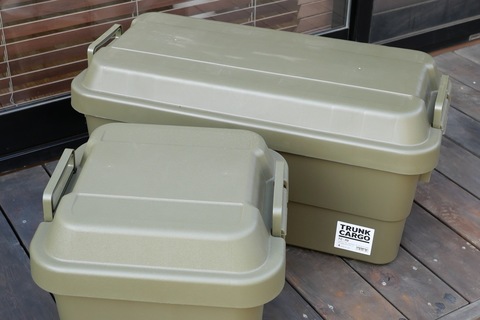 キャンプで便利な渋いグリーンの収納ボックス。庭いじりやゴミ出しにも役立つよ！