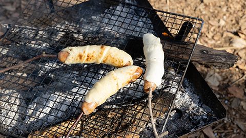 材料２つで簡単！焚き火で焼く「ぐるぐるソーセージパイ」