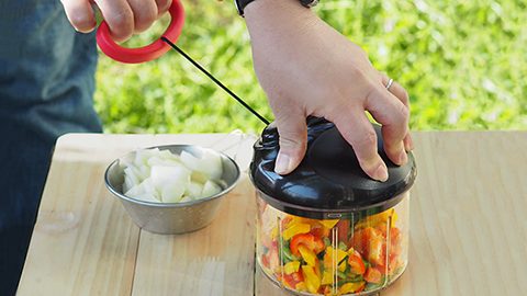 電源不要のティファール「ハンディチョッパー」で、キャンプ飯を作ってみた！