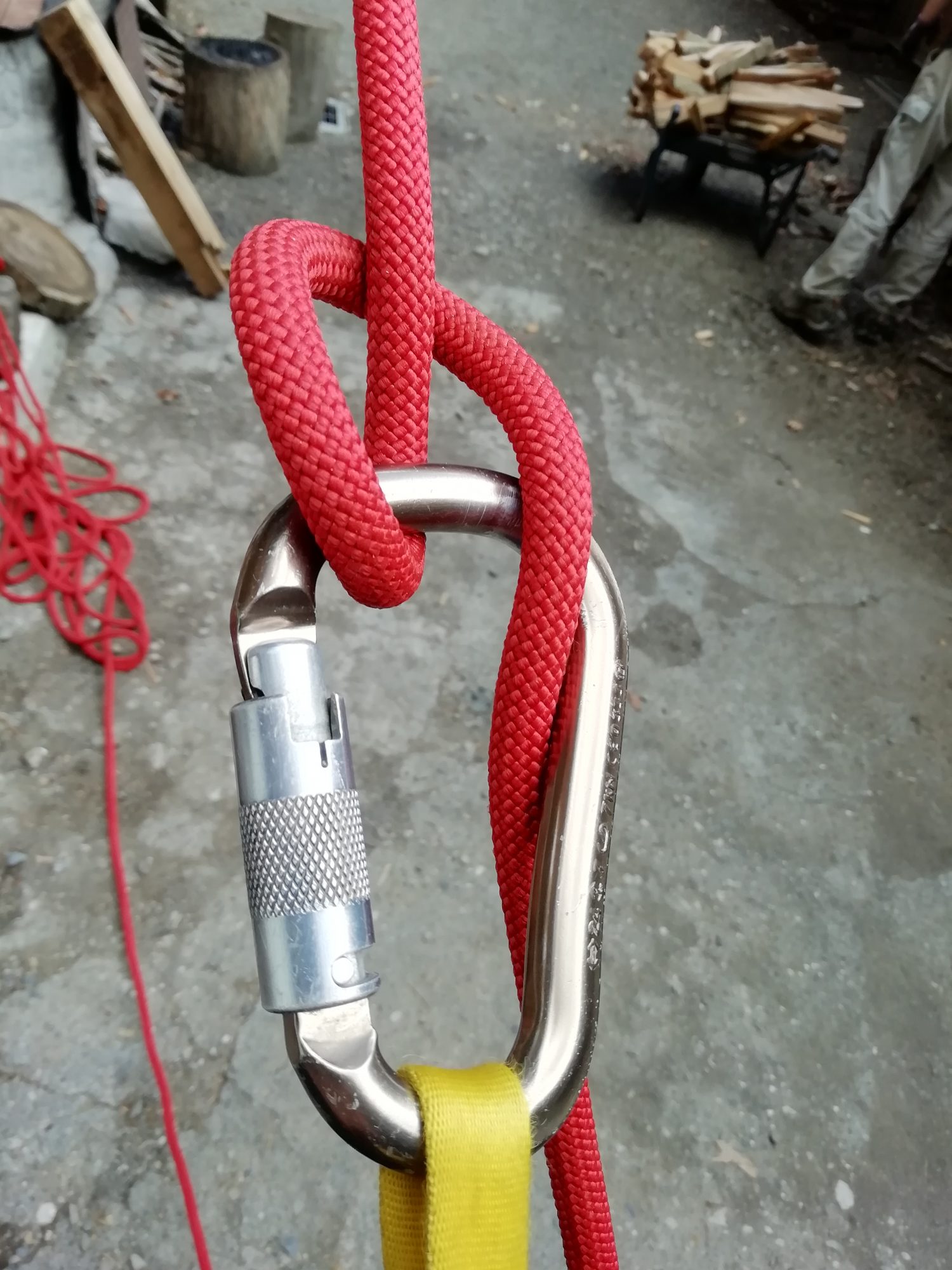 イタリアンヒッチ。下側のロープを引きながら、支点からカラビナまでのロープがピンと張るまで余長を取ります。