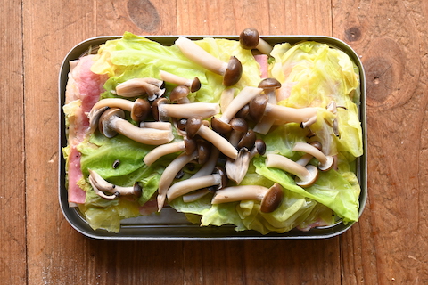 ソロキャンパーのズボラレシピ：重ねて蒸すだけ「キャベキ蒸し」